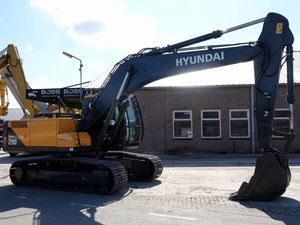 Excavatrice Hyundai 210 de taille moyenne, d'origine coréenne, avec une capacité de 21 tonnes, moteur hydraulique performant, pompe intégrée, en stock - Product Image 2