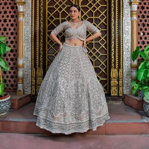 Exclusivo Lehenga Choli de Diseñador con Bordado de Lentejuelas y Diamantes para Damas de Honor, Ropa de Boda - Product Image 4