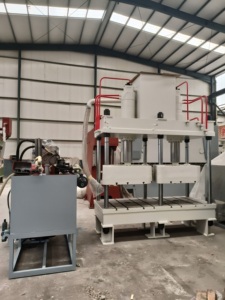 Presse hydraulique CE à 6 colonnes et 3 poutres avec double table <span class=keywords><strong>de</strong></span> travail pour <span class=keywords><strong>la</strong></span> fabrication <span class=keywords><strong>de</strong></span> briques à lécher pour bovins et ovins, <span class=keywords><strong>de</strong></span> blocs <span class=keywords><strong>de</strong></span> sel en poudre – Vente directe usine - Product Image 2