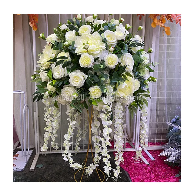 Yuvarlak beyaz gül ve yeşillik yaprakları çiçek topu Centerpiece düğün altın çiçek standı
