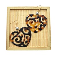 Nouvelle conception de bijoux de mode : Boucles d'oreilles en acétate, acrylique et celluloïd, Boucles d'oreilles en perle de Tahiti, Boucles d'oreilles en écaille de tortue avec motif cœur sculpté