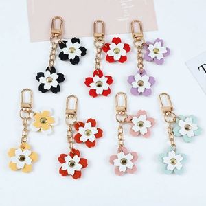 Porte-clés de luxe en cuir PU tendance, forme fleur, imprimé en relief, élégant, cadeau original pour femme - Product Image 1
