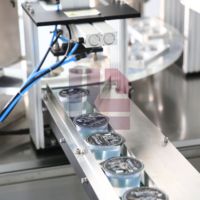 Machine de bouchage et de scellage rotative entièrement automatique LOM pour gobelets en verre et en plastique (gelée, yaourt, jus, ketchup, chocolat, miel, shampoing, huile)