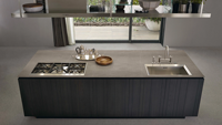 Meuble de cuisine sur mesure Song Design, finition grain de bois massif, construction de tiroirs à queue de pie, porte vitrée, garantie 5 ans - Premium