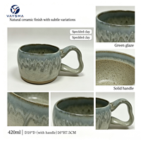 Tasse à thé/café/espresso en céramique artisanale moderne, forme irrégulière, glaçure verte réactive, motif floral