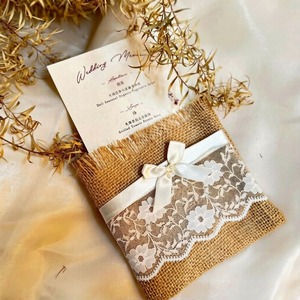 Tarjeta de Menú con Tipografía Personalizada, Empaquetada en un Sobre de Encaje de Yute Hecho a Mano para Decoración de Mesa de Boda Estilo Boho Vintage - Product Image 2