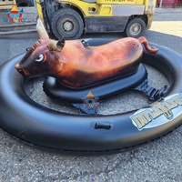 Taureau mécanique gonflable avec tapis de sécurité, aire de jeux de carnaval commerciale pour la location de fêtes et les divertissements en plein air