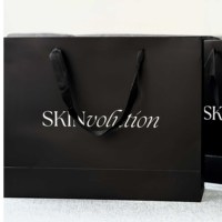 Quantité minimum de commande : 100 pièces |   Conception Gratuite |   Sac de shopping en papier pour bijoux de luxe blanc/noir, carton artistique 250 g/m², logo personnalisé avec poignée