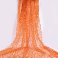 Broderie de paillettes et de perles de tailles variées sur tulle pour robes de mariée