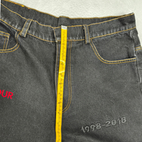 Pantalon en jean avec logos imprimés DTG personnalisés, avec écussons en cuir denim noir pour hommes