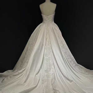 Vestido de Novia Moderno NT65 sin Tirantes con Encaje Bordado, Flores, Apliques de Cristal y Cola Larga Tipo Capilla - Product Image 6