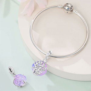 Adorables pendentifs plaqués argent et sertis de zircons, en forme de cœur, de papillon, de couronne, de fleur, de lettre, d'étoile et d'animaux. - Product Image 2