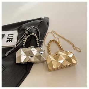 Bolso de Mano Metálico de Lujo Impresionante, Bolso de Hombro Dorado, Bolso de Noche Hecho a Mano para Mujer - Product Image 1