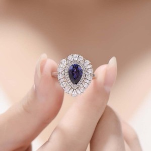 Anillo de Silicona con Zafiro de All Fashion Lab, Gema en Forma de Gota de Agua de 1.5 Quilates, Joyería Vintage Chapada en Rodio y Oro - Product Image 5