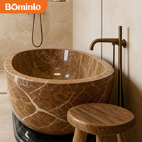 Baignoire ovale autoportante en marbre brun veiné blanc, base foncée polie, pour salle de bain moderne et luxueuse