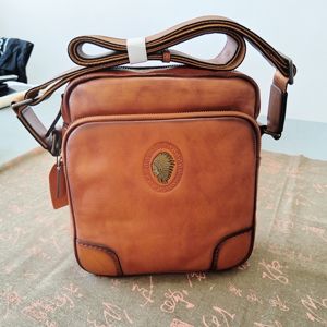 Borsa da viaggio per affari a spalla singola con zaino in <span class=keywords><strong>pelle</strong></span> Casual da <span class=keywords><strong>uomo</strong></span> di tendenza 2025 stile alla moda con cinturino per il trasporto a mano - Product Image 3