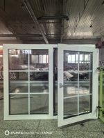 Fenêtre à battant moderne en PVC-U avec verre trempé, moustiquaire pliante et grille anti-insectes, ouverture vers l'intérieur