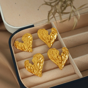 Pendientes con forma de corazón, aleación de zinc dorada, diseño texturizado irregular, joyería de moda para mujer - Product Image 1