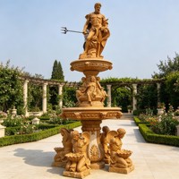 Fontaine en marbre élégante et artisanale avec sculptures de femme et de coquillages, cascade d'eau en pierre à plusieurs niveaux avec bassin pour la décoration