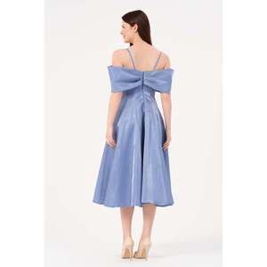 Vestido de noche Lila con hombros descubiertos, cintura imperio y corte en A, de satén. - Product Image 2