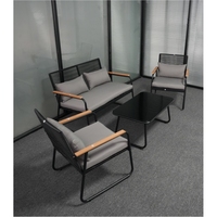 Ensemble de salon de jardin en rotin 4 pièces de luxe moderne avec chaises et table basse en acier, avec coussins, pour hôtel