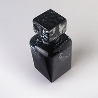 Flacon pulvérisateur de parfum de luxe personnalisé de 60 ml en verre noir premium avec bouchon supérieur carré en résine