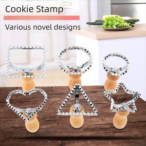 Cortador de Galletas con Mango de Madera Repujado y Sello para Decorar Galletas, Herramientas para Hornear - Product Image 5