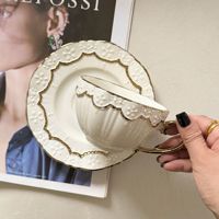 Nouveau service de vaisselle en céramique gaufrée de luxe service de vaisselle à bordure dorée pour mariage événement restaurant vaisselle blanche ensembles de vaisselle