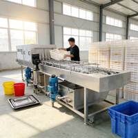 Commerciële droog-, desinfectie- en wasmachine voor plastic bakken, trays, dozen en pallets voor restaurants en keukens.