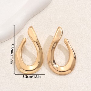 Clous d'oreilles en forme de U torsadés ajourés délicats et uniques pour accessoires pour femmes - Product Image 5