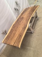Table de salle à manger populaire en bois rustique de grande taille avec plateau en bois de Raintree à bords naturels pour hôtels et restaurants