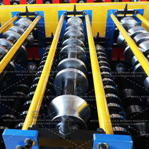 Machine de formage de panneaux de <span class=keywords><strong>toiture</strong></span> à trois couches, ligne de production automatique de panneaux sandwich composites <span class=keywords><strong>pour</strong></span> laine de roche, panneaux muraux et de <span class=keywords><strong>toiture</strong></span> en PU - Product Image 3