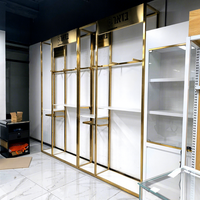 Présentoir à vêtements doré personnalisable pour magasin de vêtements, avec étagère à chaussures et porte-sacs