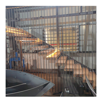 Escalier moderne en bois pour hall d'appartement intérieur, à monopoutre flottante, avec garde-corps personnalisé en acier/verre pour sous-sol