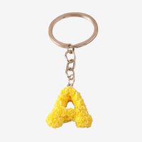 Creatieve eco-vriendelijke hars roos bloem sleutelhanger met offset gedrukt A-Z alfabet handtas charme accessoire voor kinderen