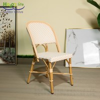 Chaise de salle à manger HappyLife moderne en beige crème tressée avec dossier incurvé, aspect bambou, design en rotin pour chambre et cuisine