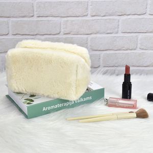 Sac de rangement de voyage moderne pour maquillage et articles de toilette, grande capacité, en tissu pelucheux matelassé, imprimé avec logo personnalisé et sérigraphié pour l'hiver - Product Image 2