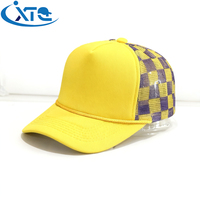 Gorra Deportiva Personalizada con Logotipo, Transpirable, Impermeable, 100% Poliéster, Malla Esponjosa, Unisex, 5 Paneles, Visera, Hebilla Dorada y Cobre