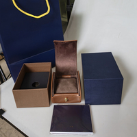 Magnifique boîte à montre en cuir brun pur et lisse avec emballage en daim, boîte en papier et sac