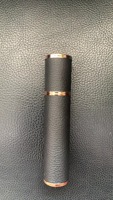 Nouveau design d'usine personnalisé de bouteille en verre rechargeable de pulvérisateur à brume fine en cuir atomiseur de parfum pour des coffrets de cadeaux