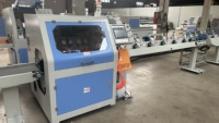 Scie circulaire automatique intelligente pour le travail du bois avec plan de travail incliné et servomoteur pour une production de haute précision à zéro déchet