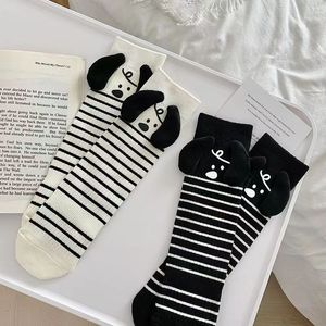 Chaussettes rayées de dessin animé pour femmes, mi-mollet, en coton, antidérapantes, style scolaire japonais, longues, blanches et noires - Product Image 2