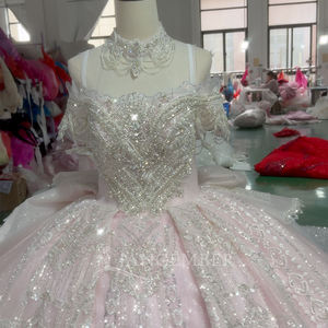 Robes de soirée modernes rose princesse, robes de bal formelles en organza rose avec appliques en dentelle, dos nu, longueur ras du sol, pour Quinceañera - Product Image 4