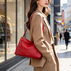 Sac à bandoulière en cuir souple rouge pour femmes, avec décorations en pompon, sangle détachable, sac à main pour soirée - Product Image 5