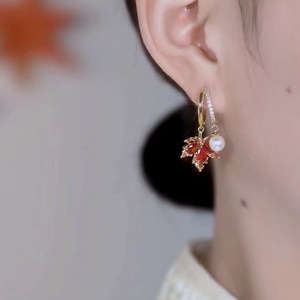 ต่างหูรูปใบเมเปิ้ลสีแดงประดับคริสตัลเซอร์คอนชุบทองสไตล์วินเทจฝรั่งเศส พร้อมพู่ห้อยประดับเพชรเทียม เหมาะสำหรับงานปาร์ตี้ สำหรับผู้หญิงที่มีรสนิยม - Product Image 4