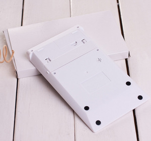 โลโก้ที่กําหนดเองผู้ถือ T สีขาวอะคริลิคใส 12 เครื่องคิดเลขอัตริยะดิจิตอลพลังงานแสงอาทิตย์คริสตัลคีย์บอร์ดเครื่องคิดเลขพลังงานคู่ - Product Image 4