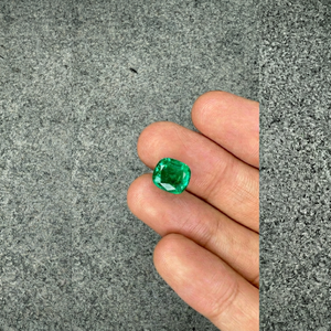 Émeraude naturelle certifiée GIA de 3,90 carats, provenant de la mine de Zambie, de forme coussin, vert vif, pierre précieuse en vrac pour bijoux de luxe sur mesure - Product Image 1