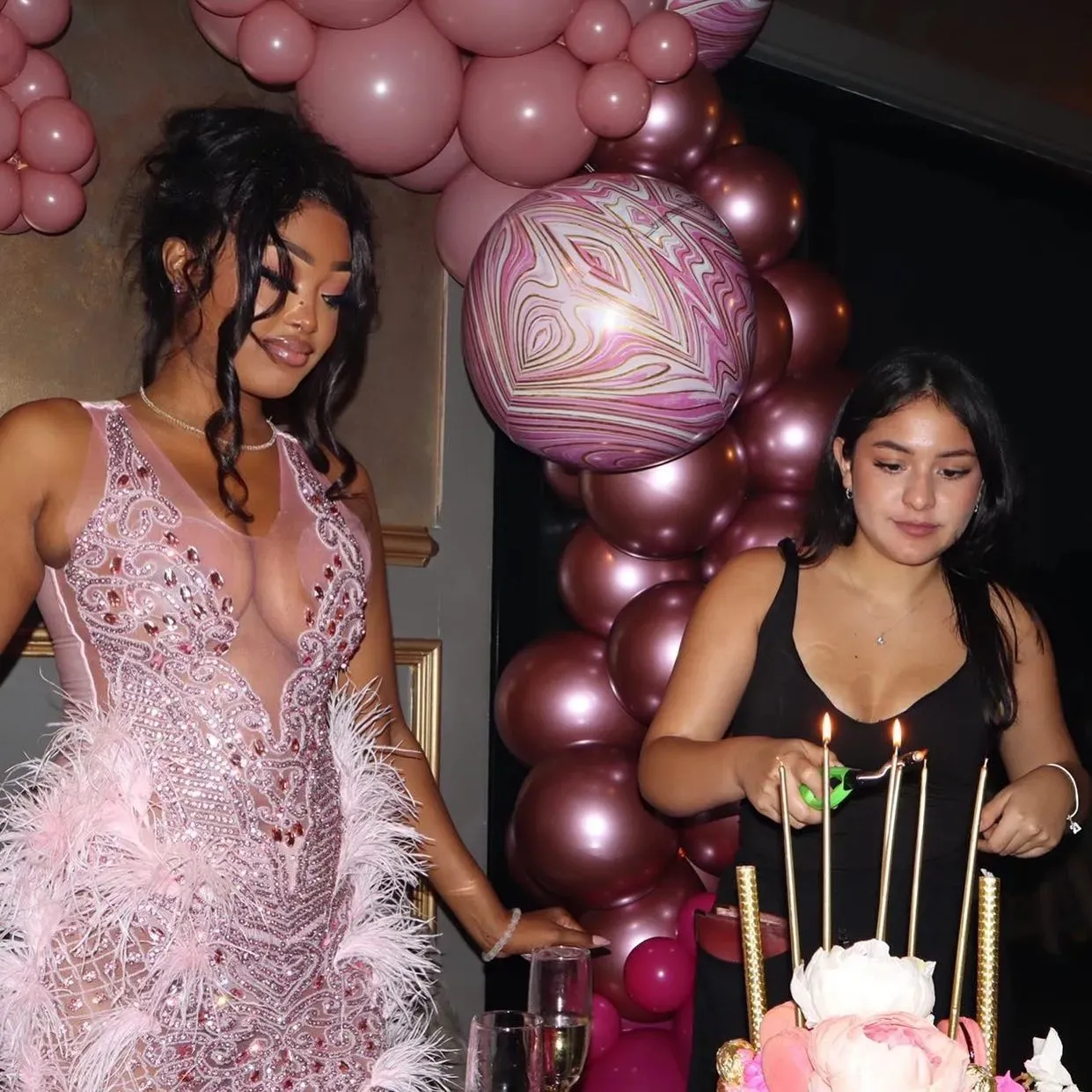 V Neck Diamonds Mesh Sexy Mini Birthday Dress Luxury Feather Side Performance Dress Plume Rhinestone Pink Party Dress