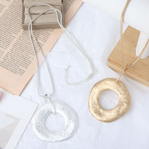 Tongling สร้อยคอ unisex ห่วงเงินโลหะผสมจี้แฟชั่นที่กำหนดเองการหมั้นสายสร้อยไข่มุกชุบทอง - Product Image 3