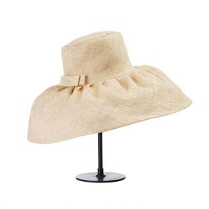 Chapeau de soleil élégant pour femme, style vintage, à large bord, design personnalisé, chapeau en paille de raphia naturelle de luxe pour les vacances à la plage - Product Image 1